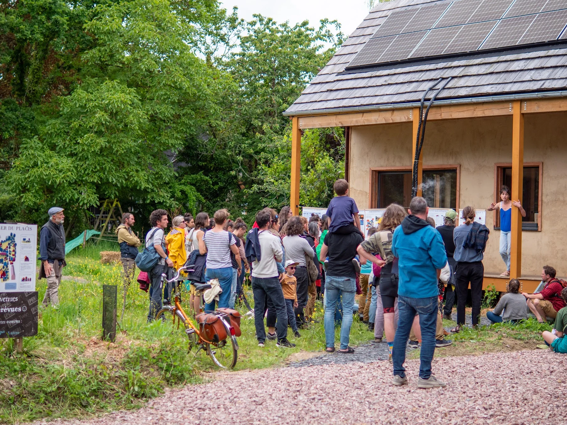 Hameau léger du Placis, habiter le monde sur la pointe des pieds