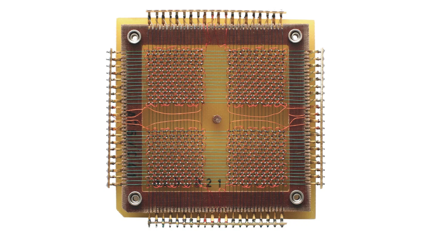 CoreMemory qui était tissée/assemblée à la main par des travailleuses dans les années 60 et utilisée par la NASA.