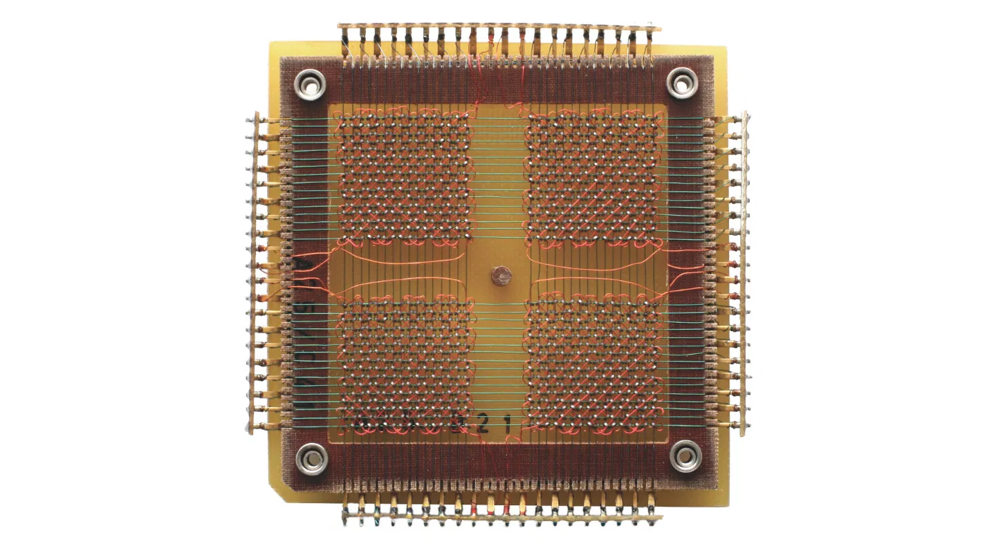 CoreMemory qui était tissée/assemblée à la main par des travailleuses dans les années 60 et utilisée par la NASA.